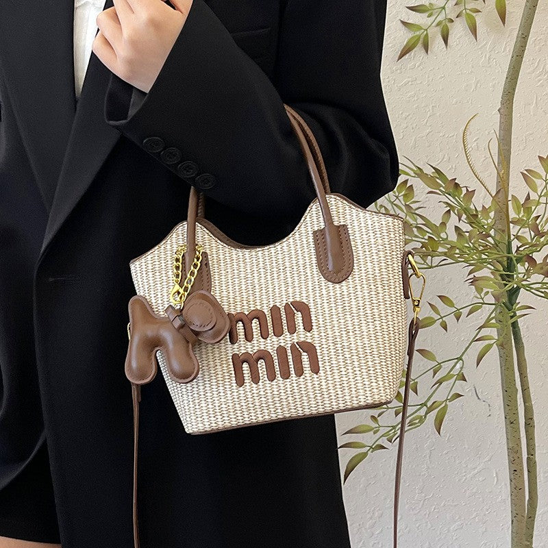 zp630-Women's trendy and niche design shoulder bag