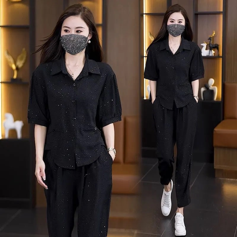 Summer wear with a complete set of fashionable and stylish two-piece suits