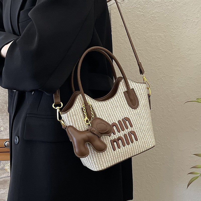 zp630-Women's trendy and niche design shoulder bag