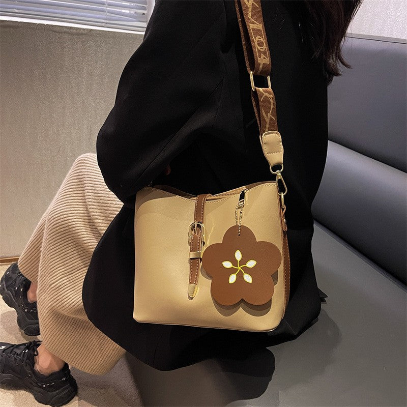 zp189-2023 Fashionable Simple Versatile Contrast Color Shoulder Bag for Women