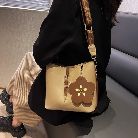 zp189-2023 Fashionable Simple Versatile Contrast Color Shoulder Bag for Women